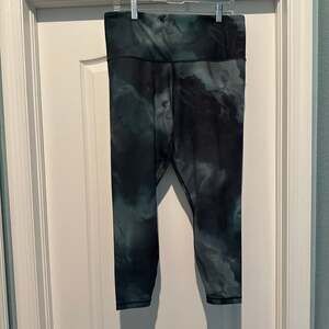 Athleta Elation Printed 7/8 Tight Legging in Marine Dark